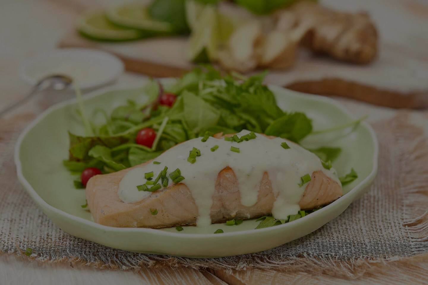 Salmon natural con salsa de yogur griego