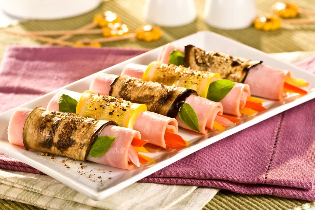 Rollos de jamón mediterráneo con berenjena