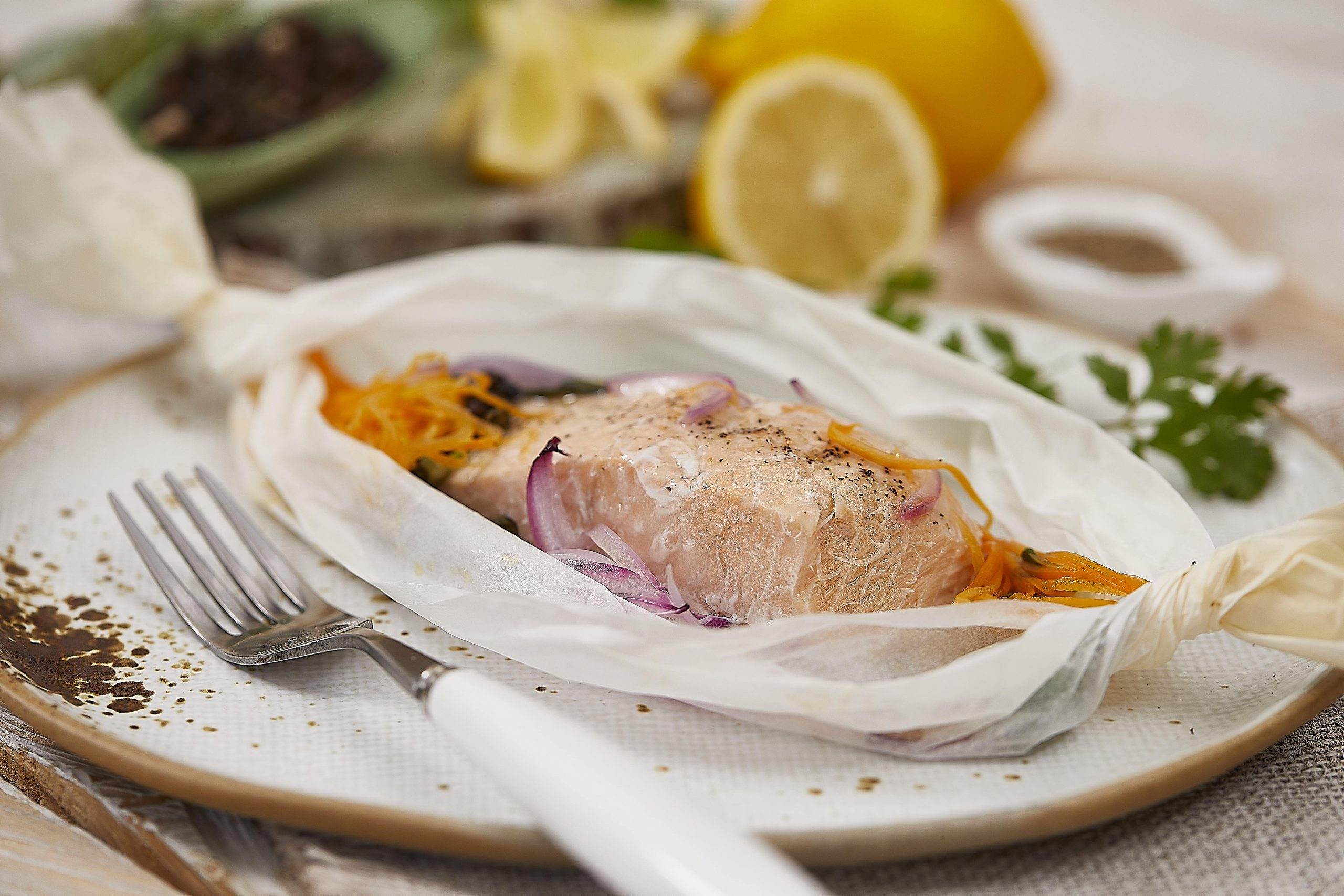 Salmón natural empapelado o papillote
