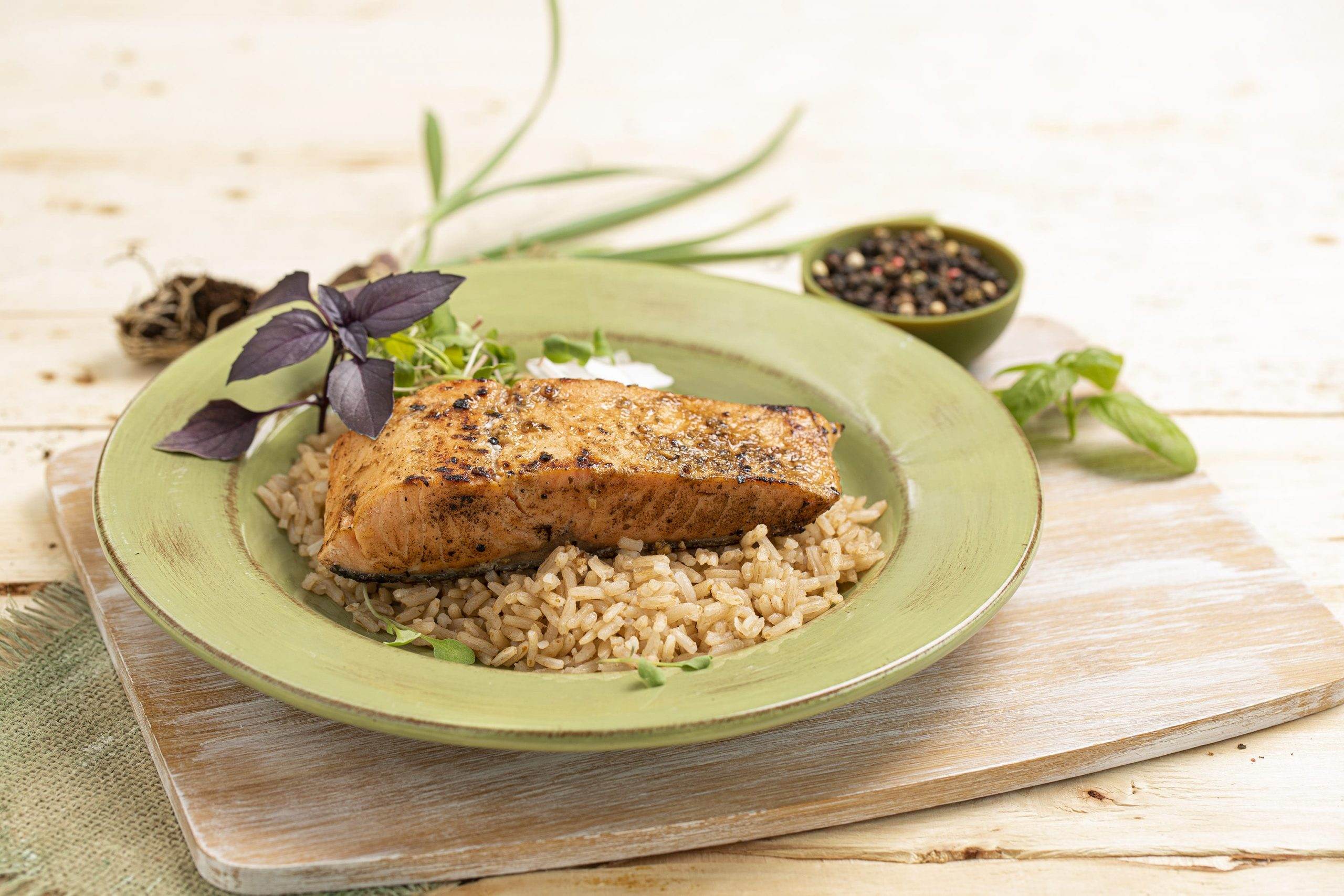 Salmón finas hierbas con arroz con coco