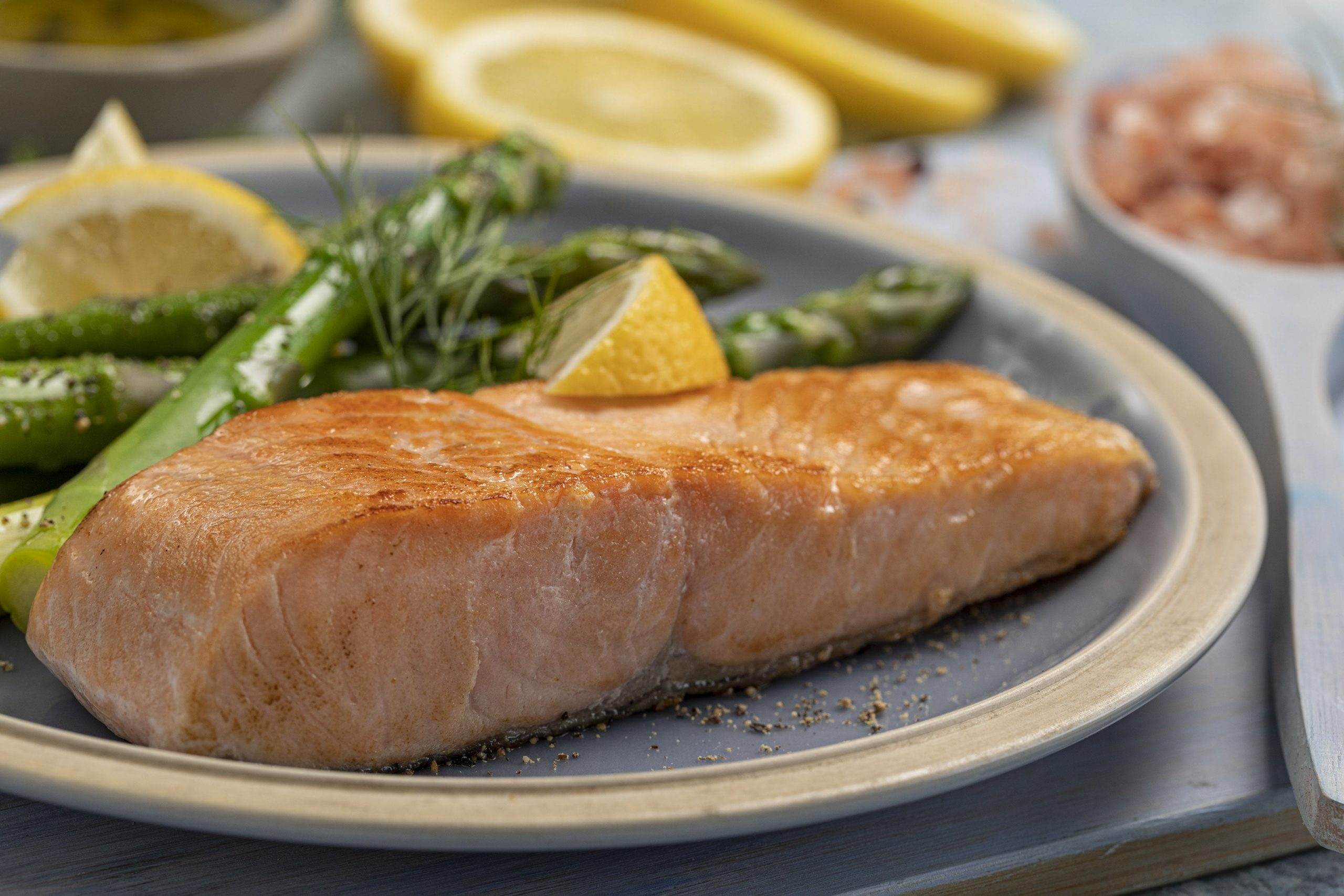 Salmón natural con espárragos