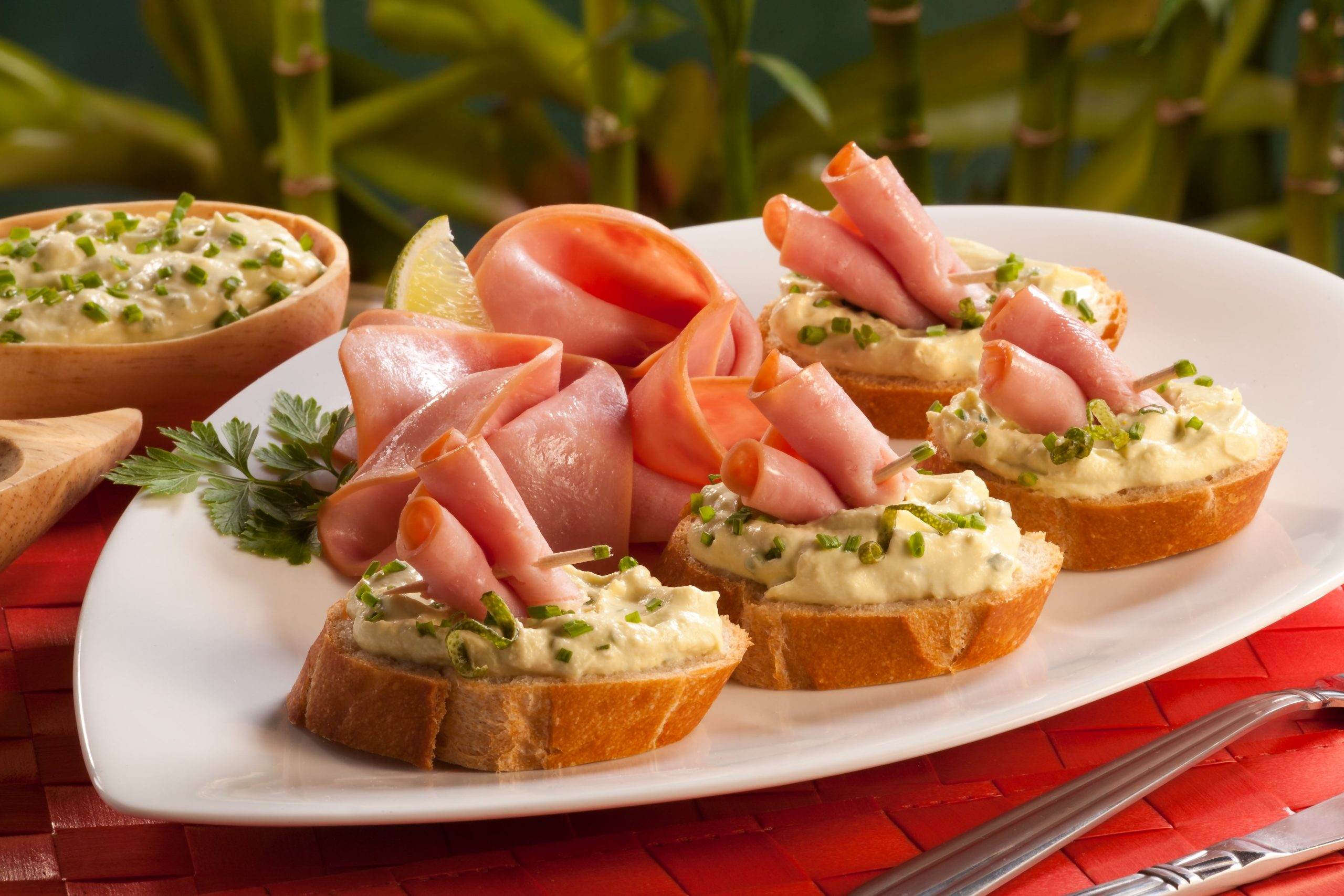 Jamón Premium con crema de aguacate