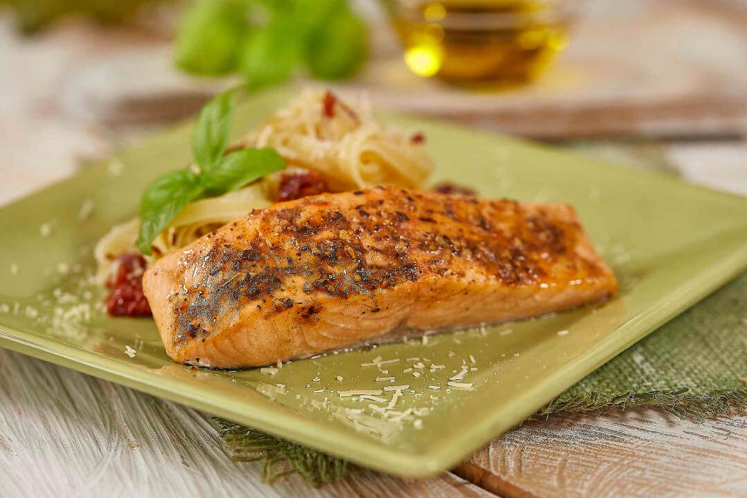 Salmón finas hierbas con pasta