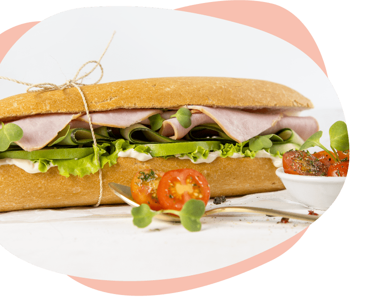 Sandwich para pícnic con pierna de cerdo ahumada