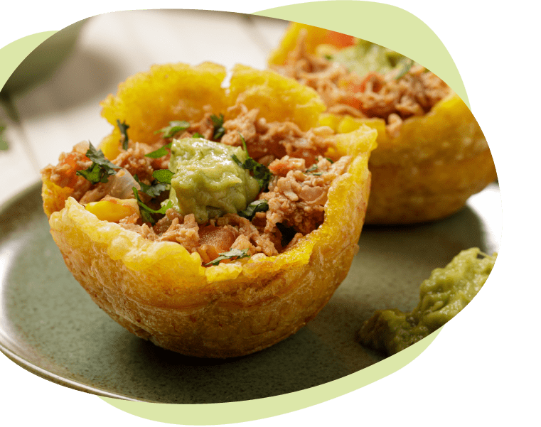 Canasticas de plátano con carne desmechada veggie, hogao y guacamole.