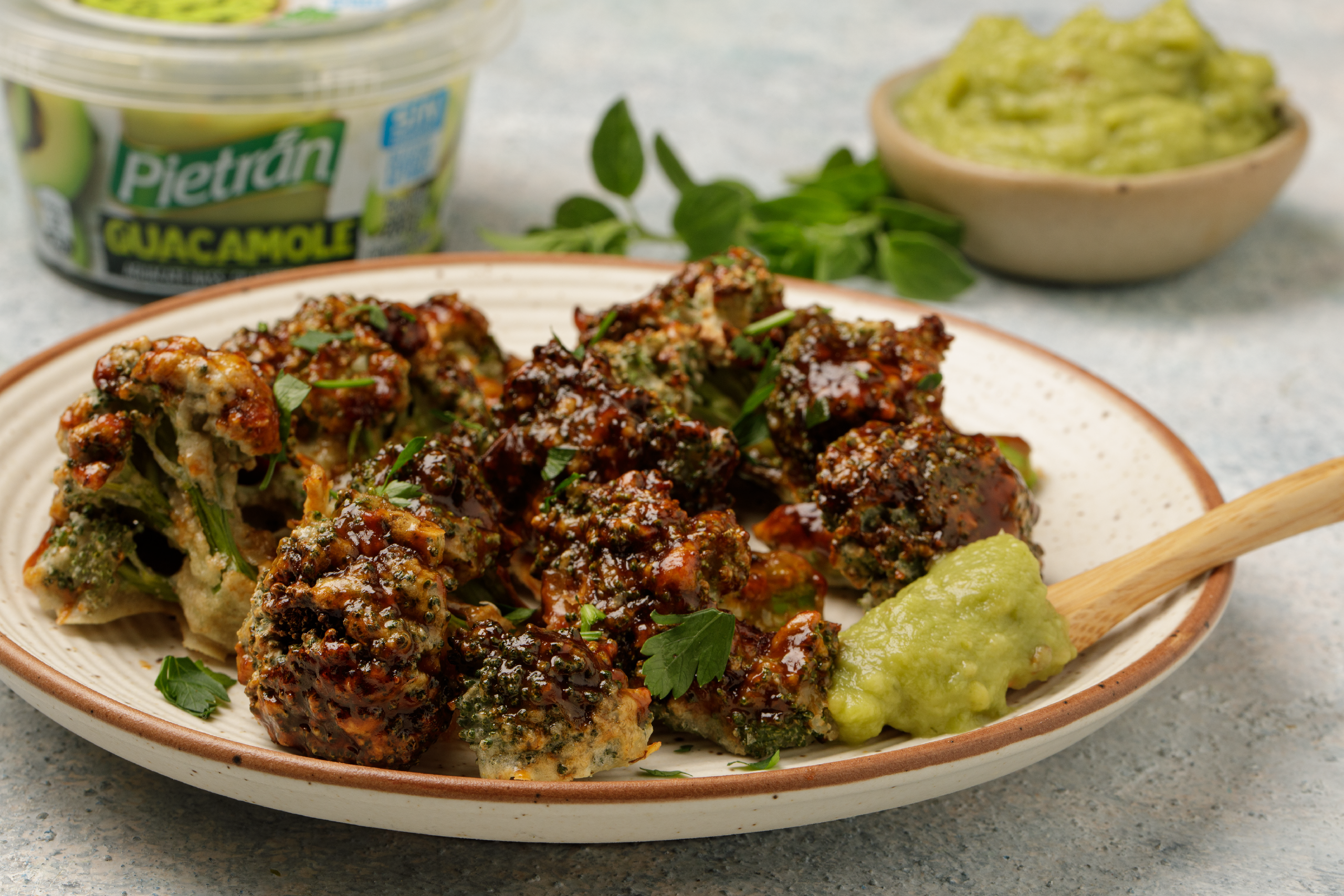 Alitas de brócoli con guacamole pietrán.