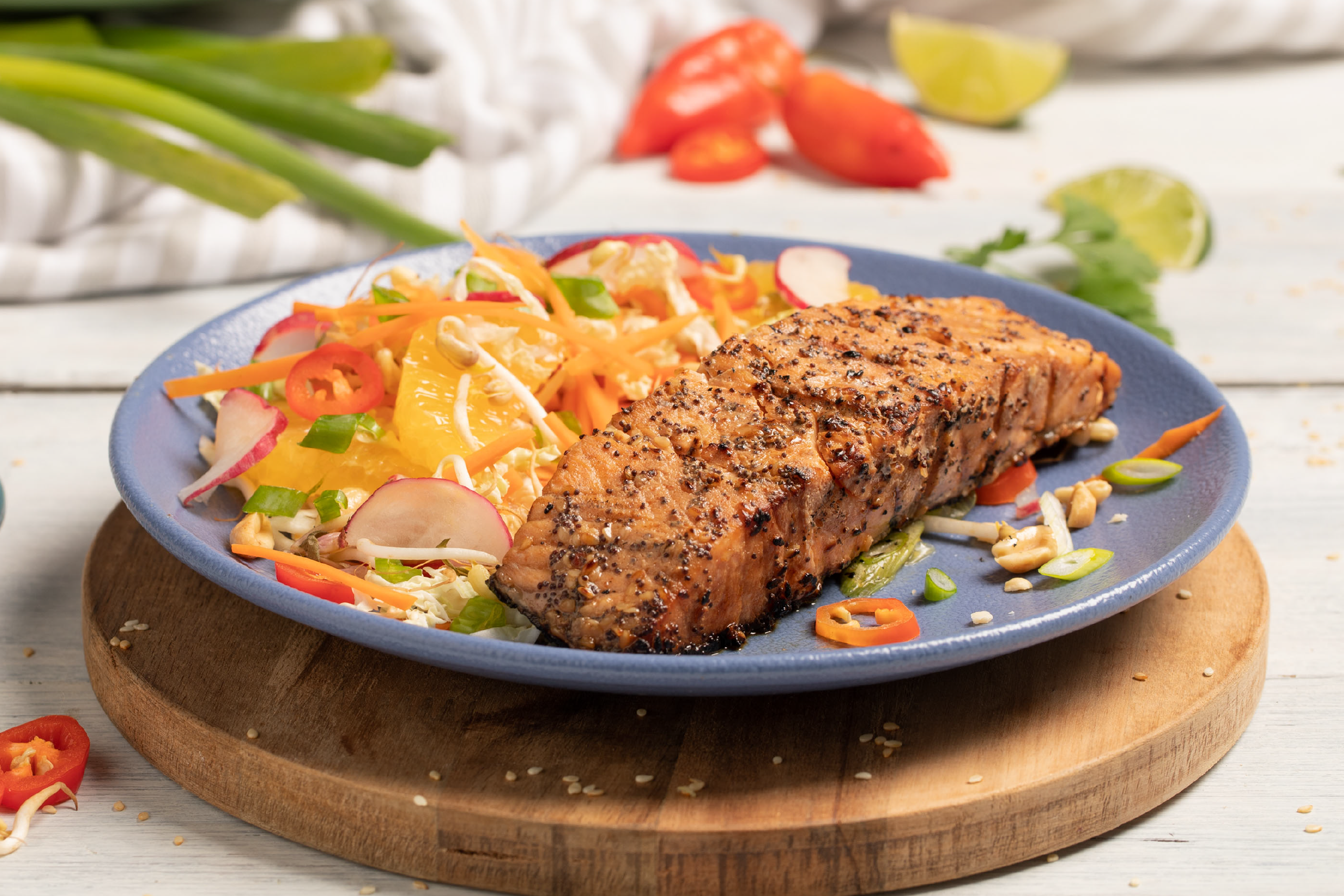 Salmón asiático pietran acompañado de ensalada thai.