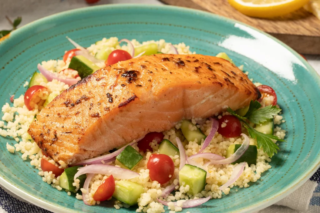 Salmón Finas Hierbas sobre una cama de cous cous y verduras