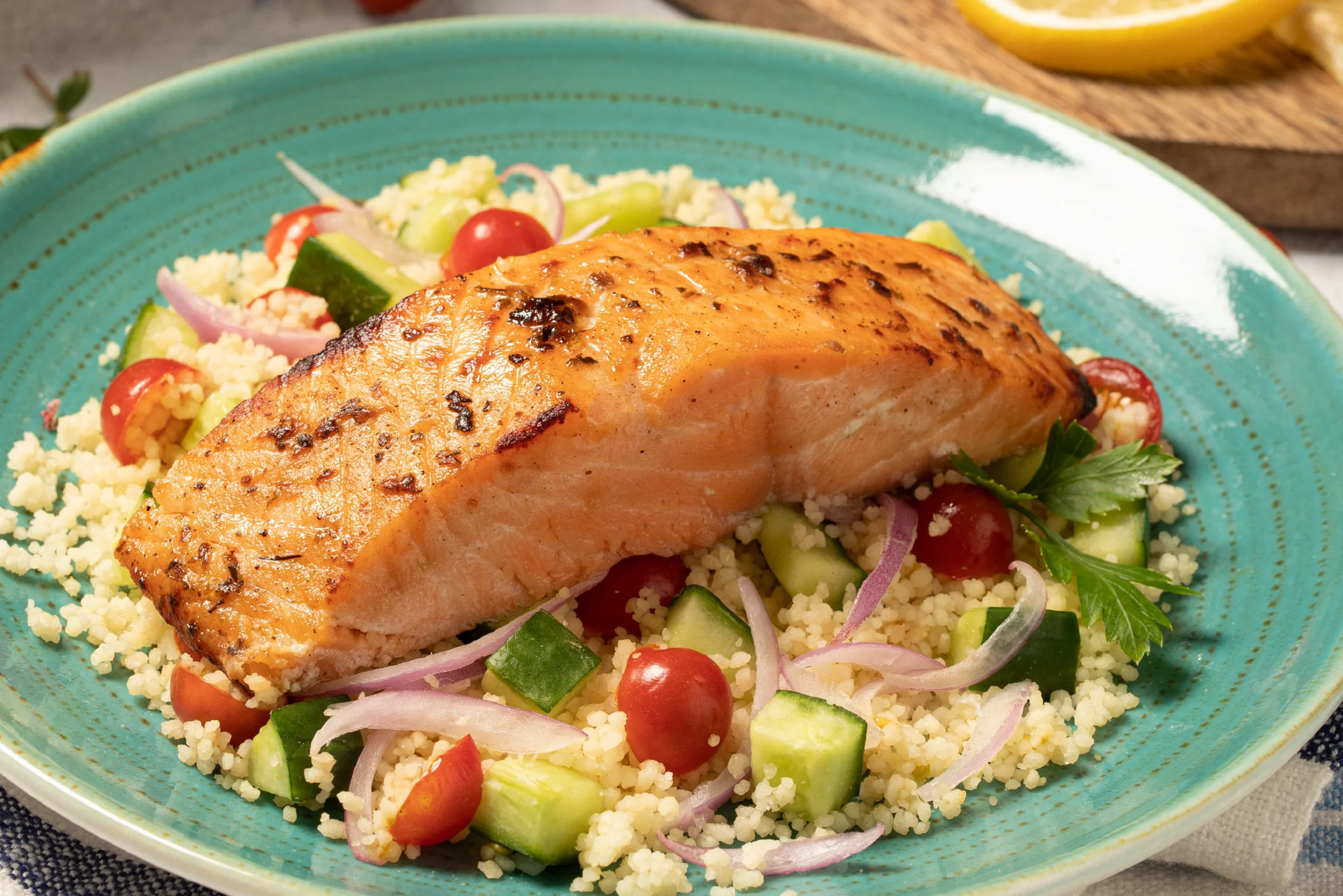 Salmón Finas Hierbas sobre una cama de cous cous y verduras