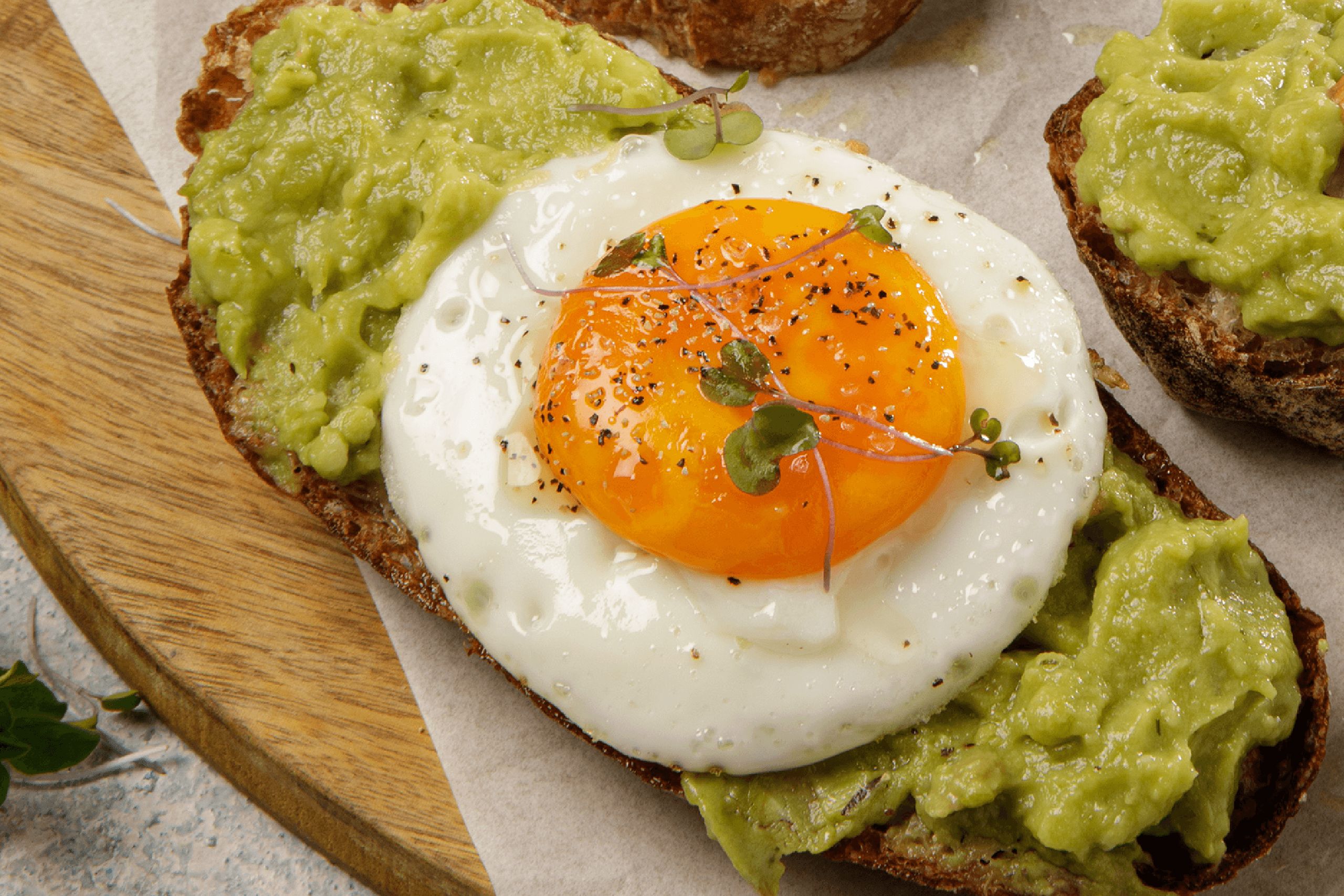 Tostadas con Guacamole Pietrán y huevo frito.