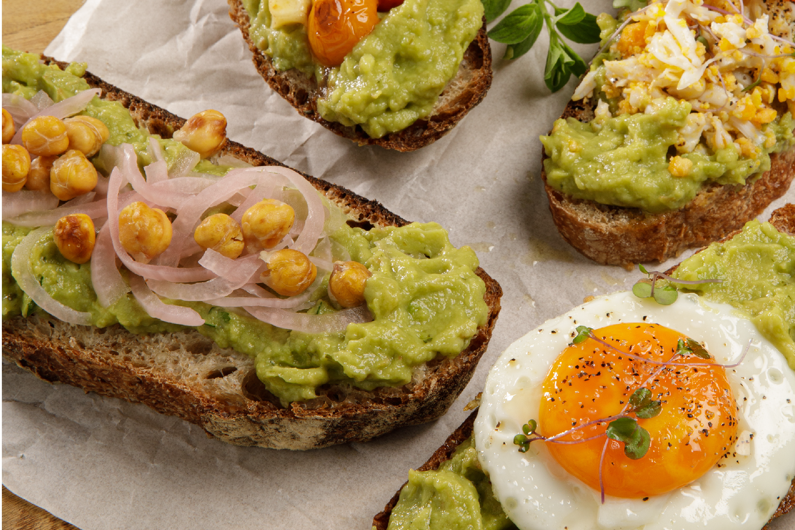 Tostadas con Guacamole Pietrán, cebollas encurtidas y garbanzos